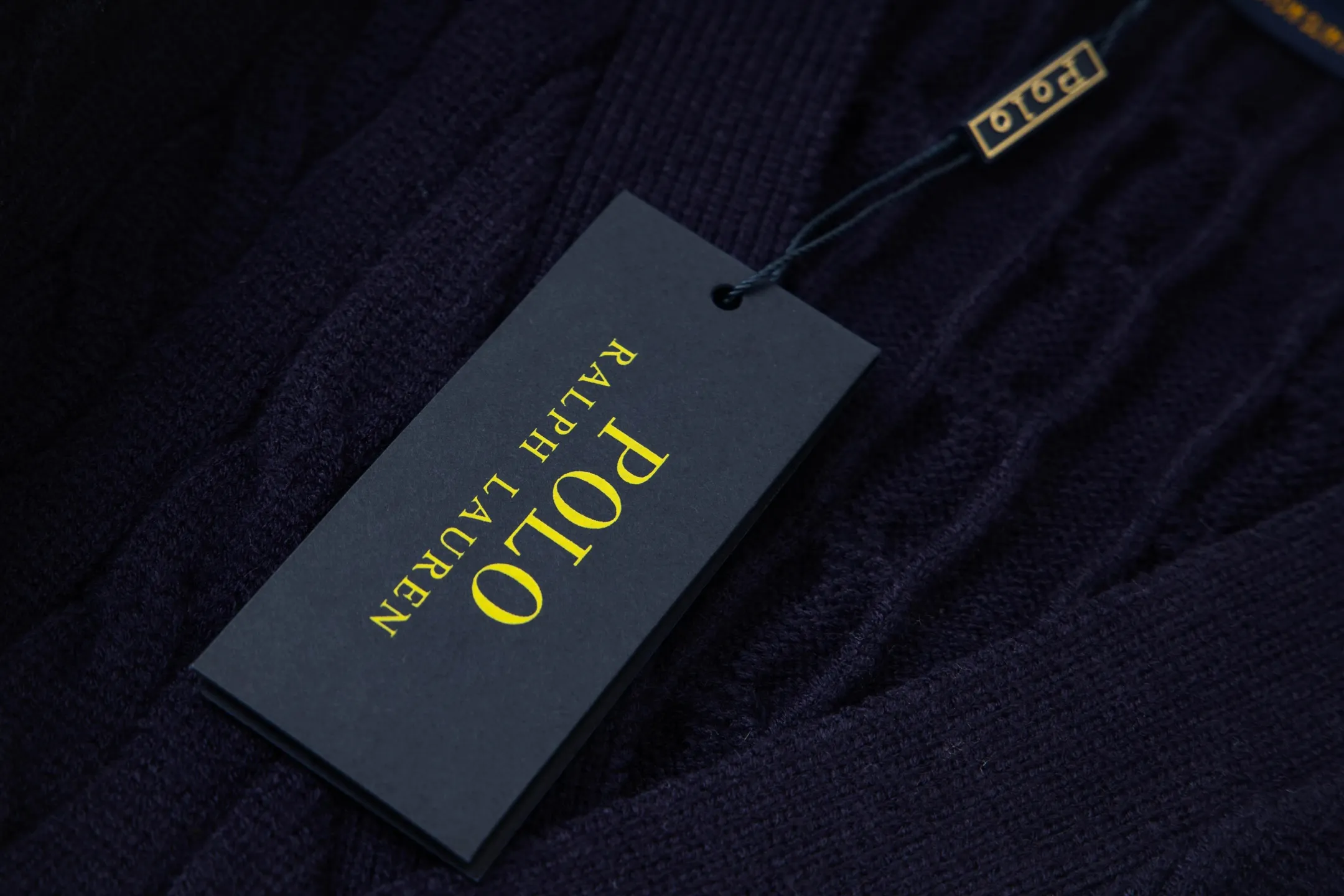 P210 model number: Y198 Ralph Lauren men's cardigan jacket men's hemp flower cardigan. The version is really good-looking. It can be worn alone or as a jacket to be worn inside or outside. The upper body shows personal fashion charm. Four colors are available. Same style for men and women. A must-see item for new summer products. Hang tag. Hanging beads. Washable packaging bag. Full set of accessories. Very good appearance. Super exquisite workmanship. Size: S-XL